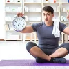 Home Fitness Trends Junger Mann trainiert zuhause auf Yoga Matte
