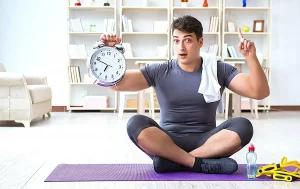 Home Fitness Trends Junger Mann trainiert zuhause auf Yoga Matte
