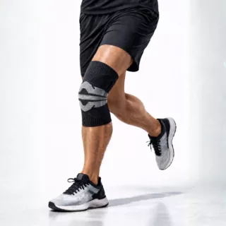 Kompressions Kniebandage für Sport grau schwarz stabilisierende Kniegelenkbandage. laufschritt