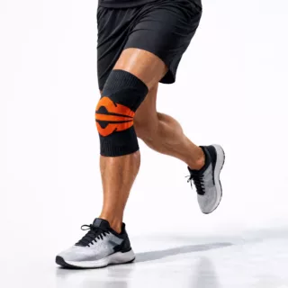 Optimum Ultra orange anthrazit Kniebandage getragen Mann 2026